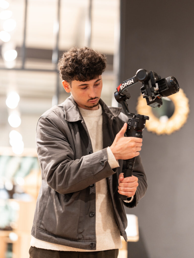 Wilson Martin, vidéaste Vision Plus, tournage de Reels sur site chez un client PME en Auvergne