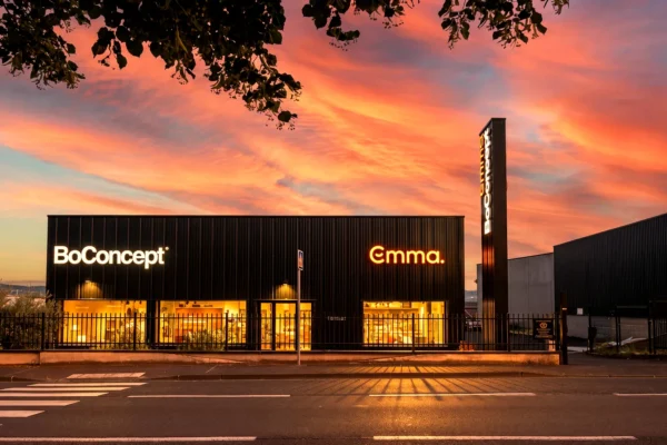 Emma Store Aubière - devanture illuminée du magasin Emma à Aubière, près de Clermont-Ferrand, au coucher du soleil